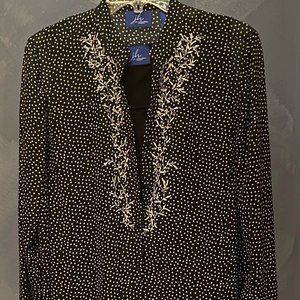 JH COLLECTIBLES BLACK AND CREAM BLOUSE WITH FLOWER DESIGN. COMES WITH TANK - 1X
